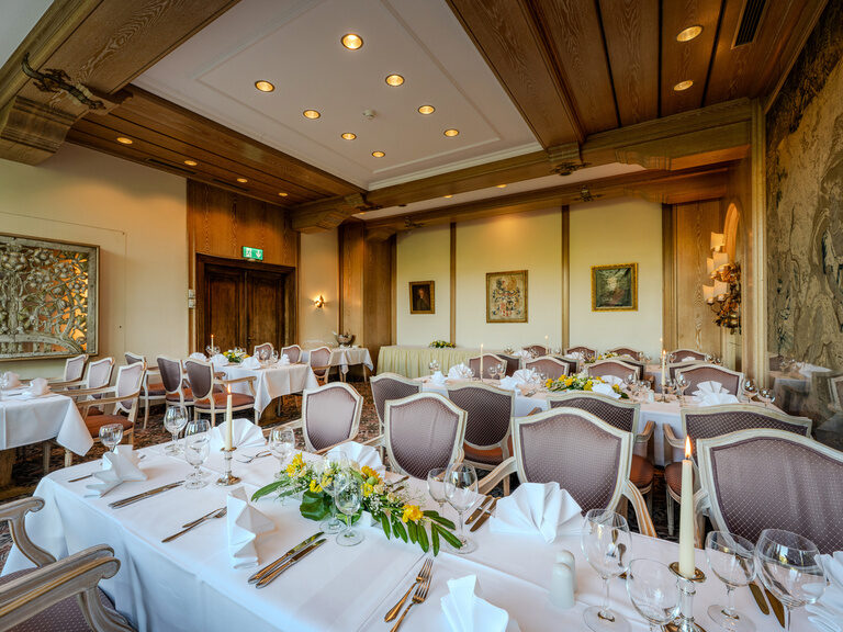 Veranstaltungsraum Gobelin mit Zugang zur Terrasse im Hotel Seehof Berlin festlich eingedeckt mit Blumengestecken und Kerzen für eine Feier