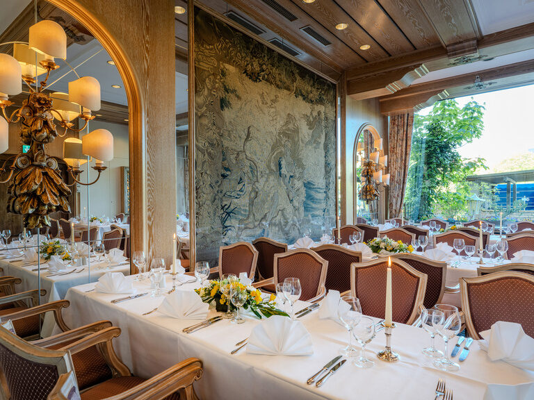 Veranstaltungsraum Gobelin mit Zugang zur Terrasse im Hotel Seehof Berlin festlich eingedeckt mit Blumengestecken und Kerzen für eine Feier
