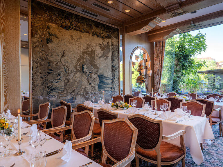 Veranstaltungsraum Gobelin mit Zugang zur Terrasse im Hotel Seehof Berlin festlich eingedeckt mit Blumengestecken und Kerzen für eine Feier