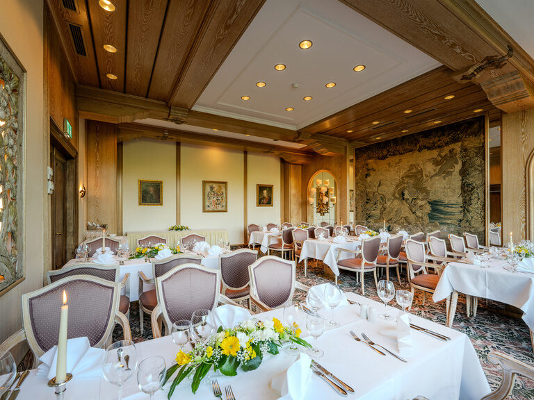 Veranstaltungsraum Gobelin mit Zugang zur Terrasse im Hotel Seehof Berlin festlich eingedeckt mit Blumengestecken und Kerzen für eine Feier