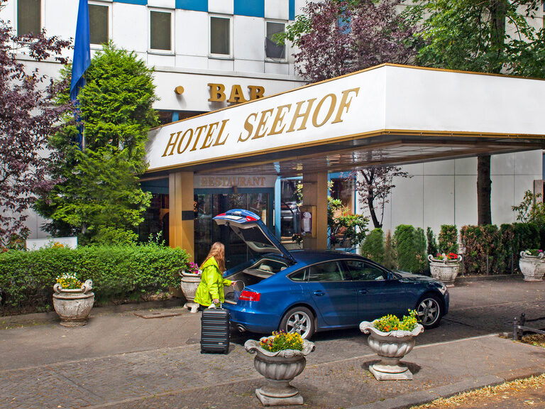 Eingang und Vorfahr zum Ausladen vom Ringhotel Seehof bei Tag