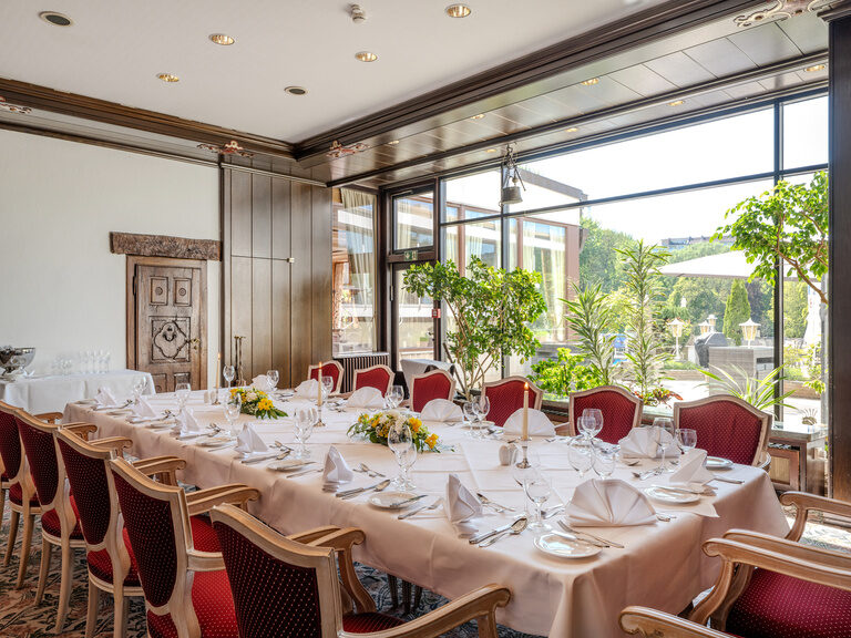 festlich eingedeckter Veranstaltungsraum Wintergarten mit Zugang zur Terrasse im Hotel Seehof Berlin