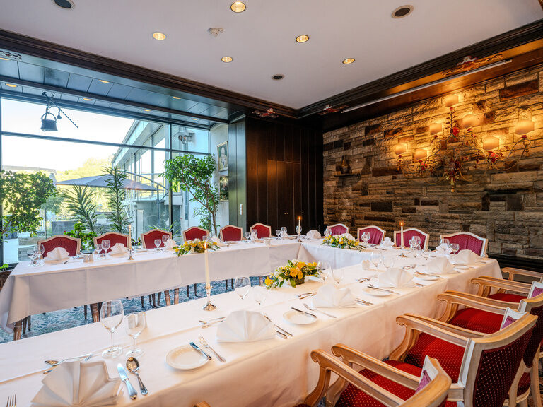 festlich eingedeckter Veranstaltungsraum Wintergarten mit Zugang zur Terrasse im Hotel Seehof Berlin
