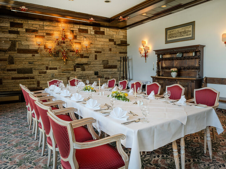 festlich eingedeckter Veranstaltungsraum Wintergarten mit Zugang zur Terrasse im Hotel Seehof Berlin