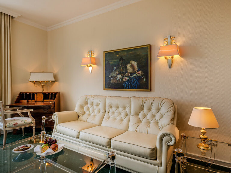 Sofa und Couchtisch im Wohnzimmer der Suite im Hotel Seehof Berlin